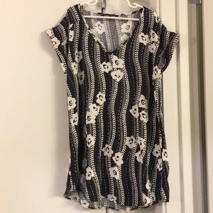 Navy blue & white floral print Express V-neck top